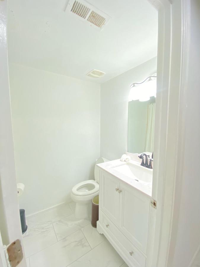 Lovely Remodeled 2bdrm Basement Appartement *