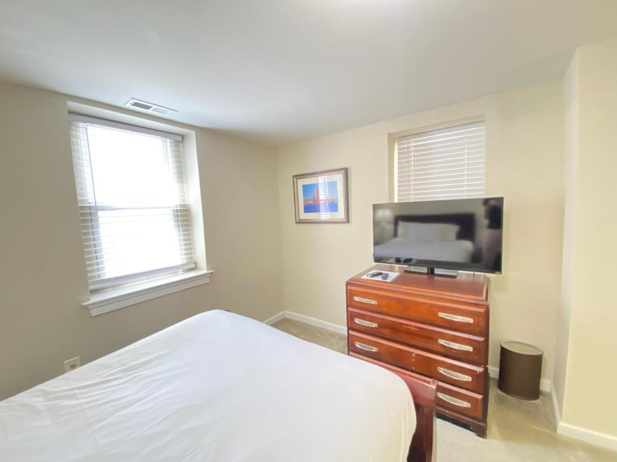 Lovely Remodeled 2bdrm Basement Appartement *